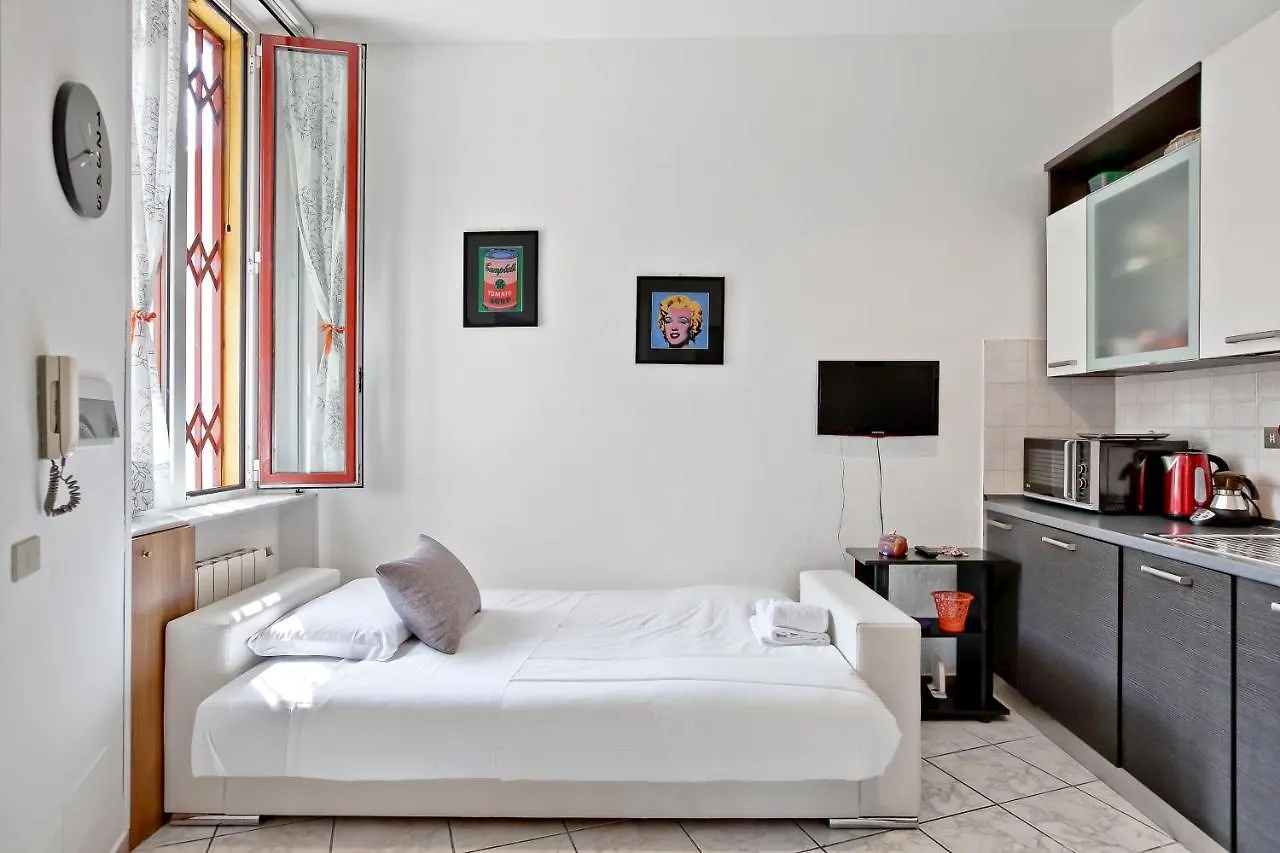 Cenisio Brilliant Flat Apartment Milan